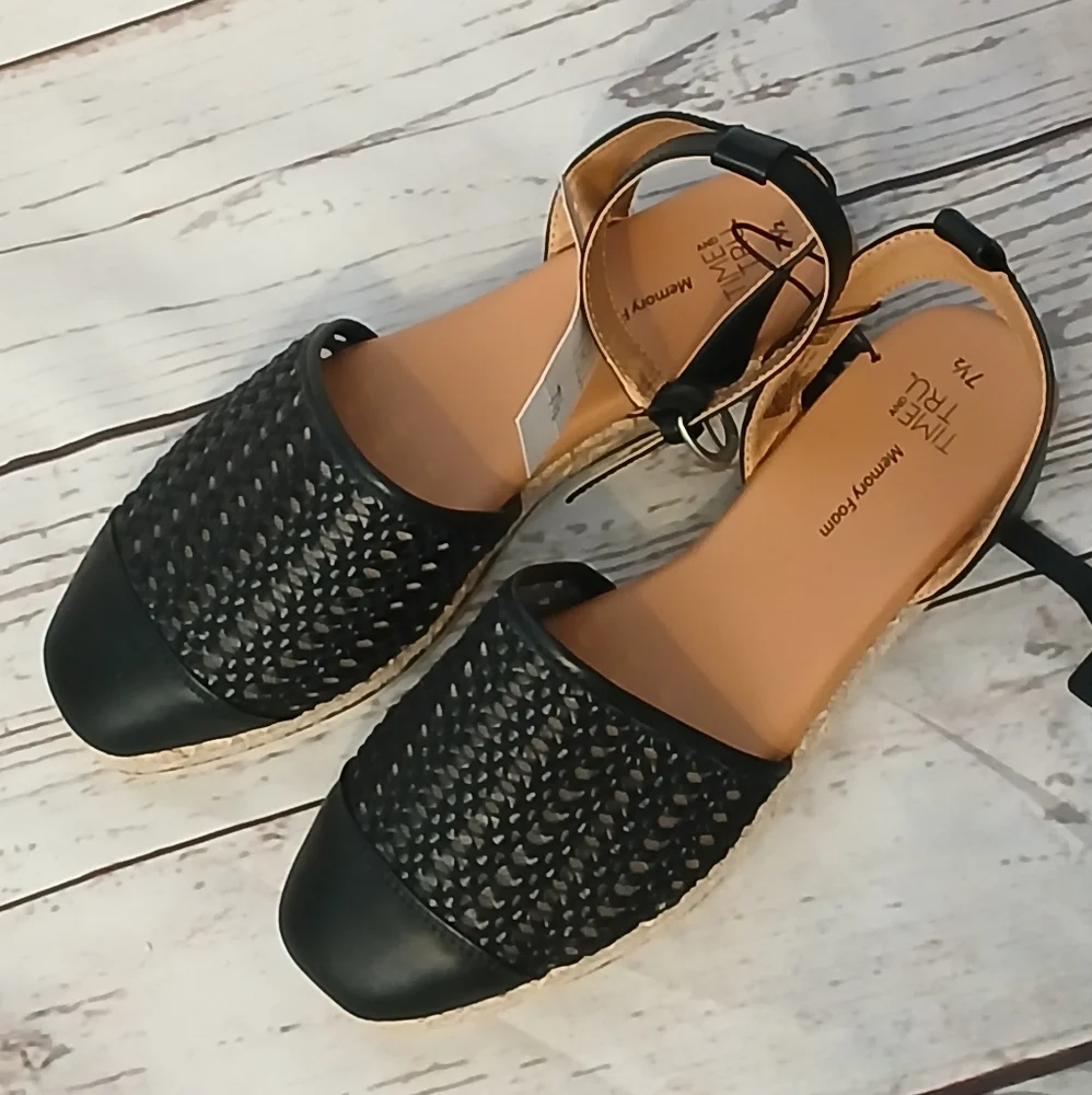 Time and Tru women's vinyl espadrille black size 7 1/2, Missing Strap